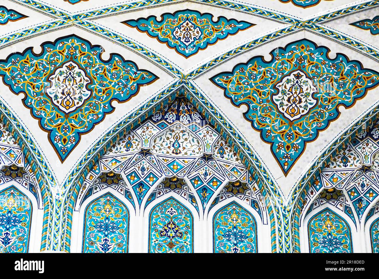 Antico mosaico ornamento orientale di muro di antico palazzo a Bukhara. Uzbekistan.. Primo piano Foto Stock