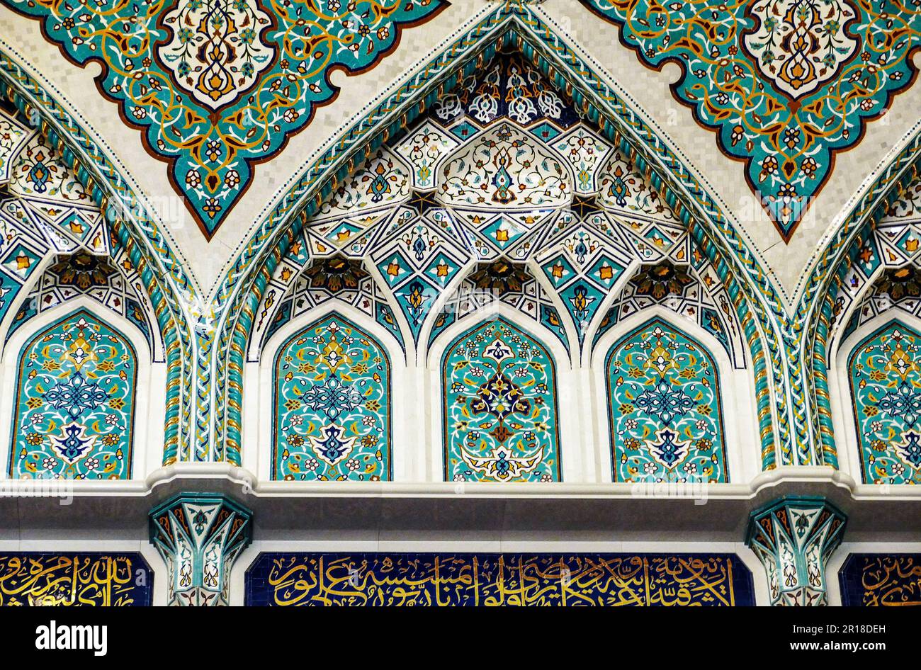 Antico mosaico ornamento orientale di muro di antico palazzo a Bukhara. Uzbekistan.. Primo piano Foto Stock