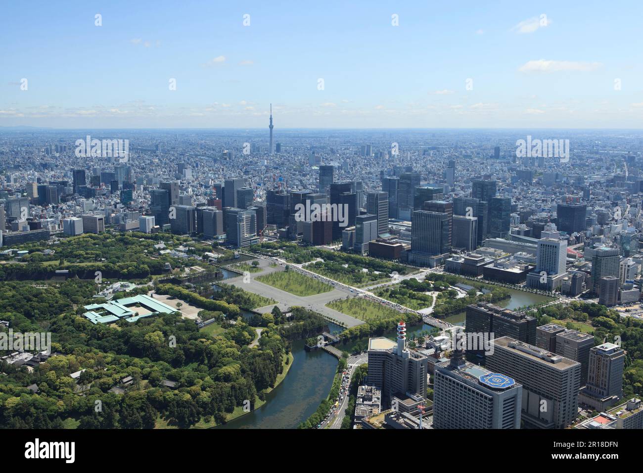 Ripresa aerea del Tokyo Sky Tree dal Palazzo Imperiale verso la stazione di Tokyo, Marunouchi, Otemachi Foto Stock