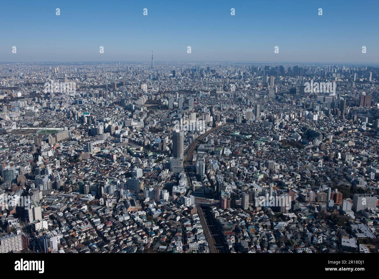 Ripresa aerea della stazione di Higashi-Nakano da ovest verso il Tokyo Sky Tree Foto Stock