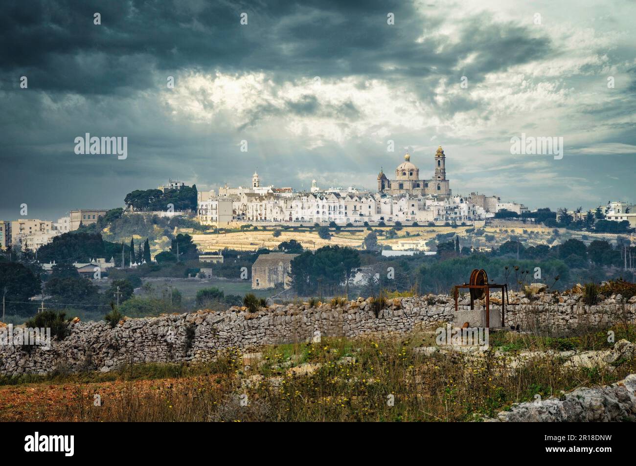 Iconica vista di anclient città bianca sulla collina. Locorotondo città in Puglia, Italia Foto Stock