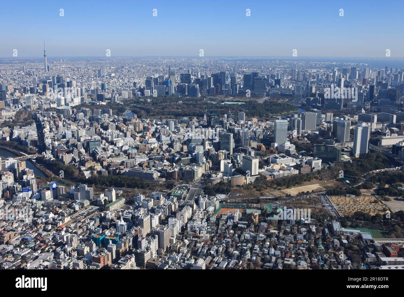 Stazione di Yotsuya ripresa aerea dal Palazzo Imperiale Occidentale, Tokyo, zona Skytree Foto Stock