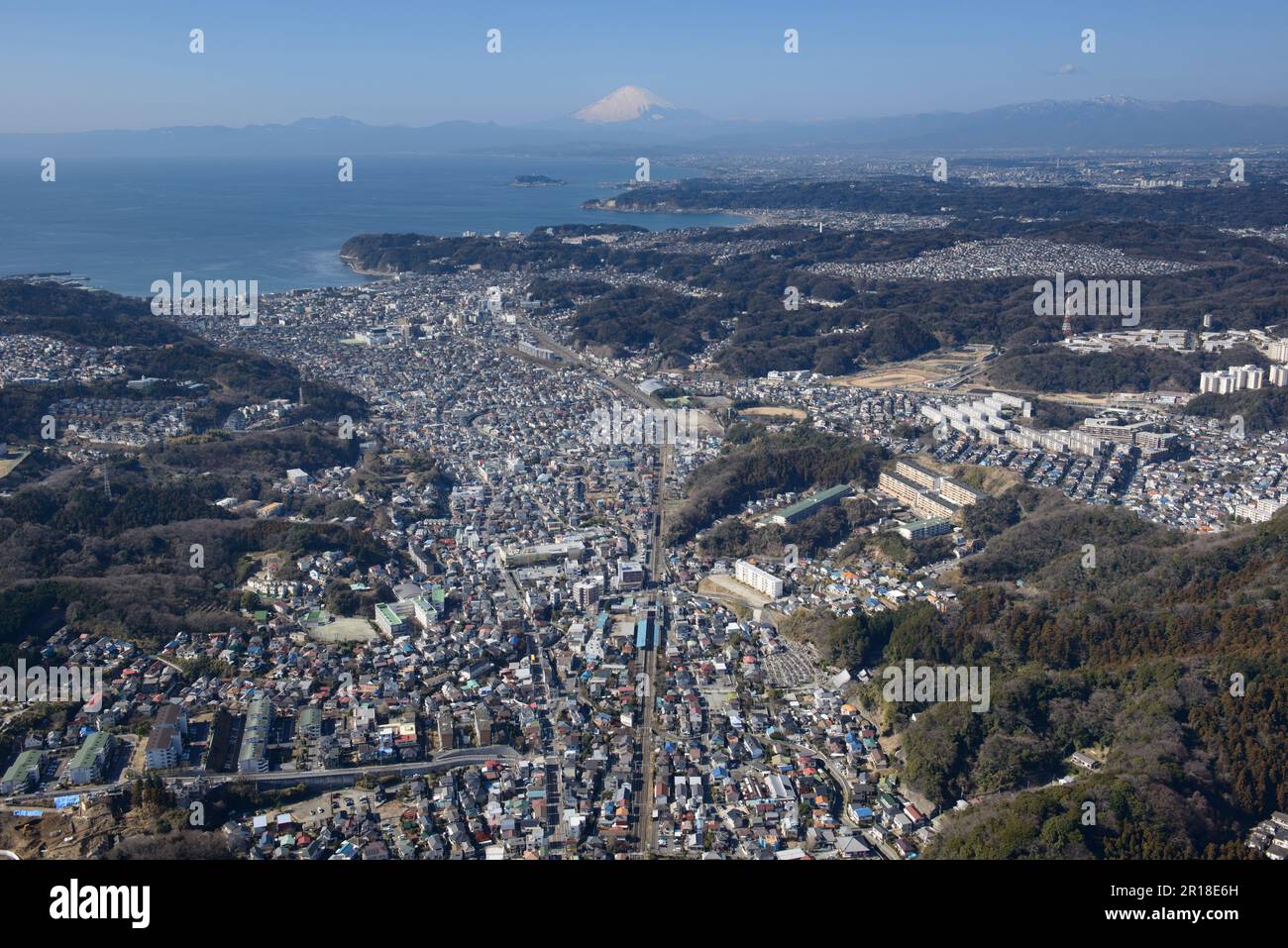 Stazione aerea di Higashi Zushi ripresa dalla vista a est di Zushi, Enoshima, Monte Fuji Foto Stock