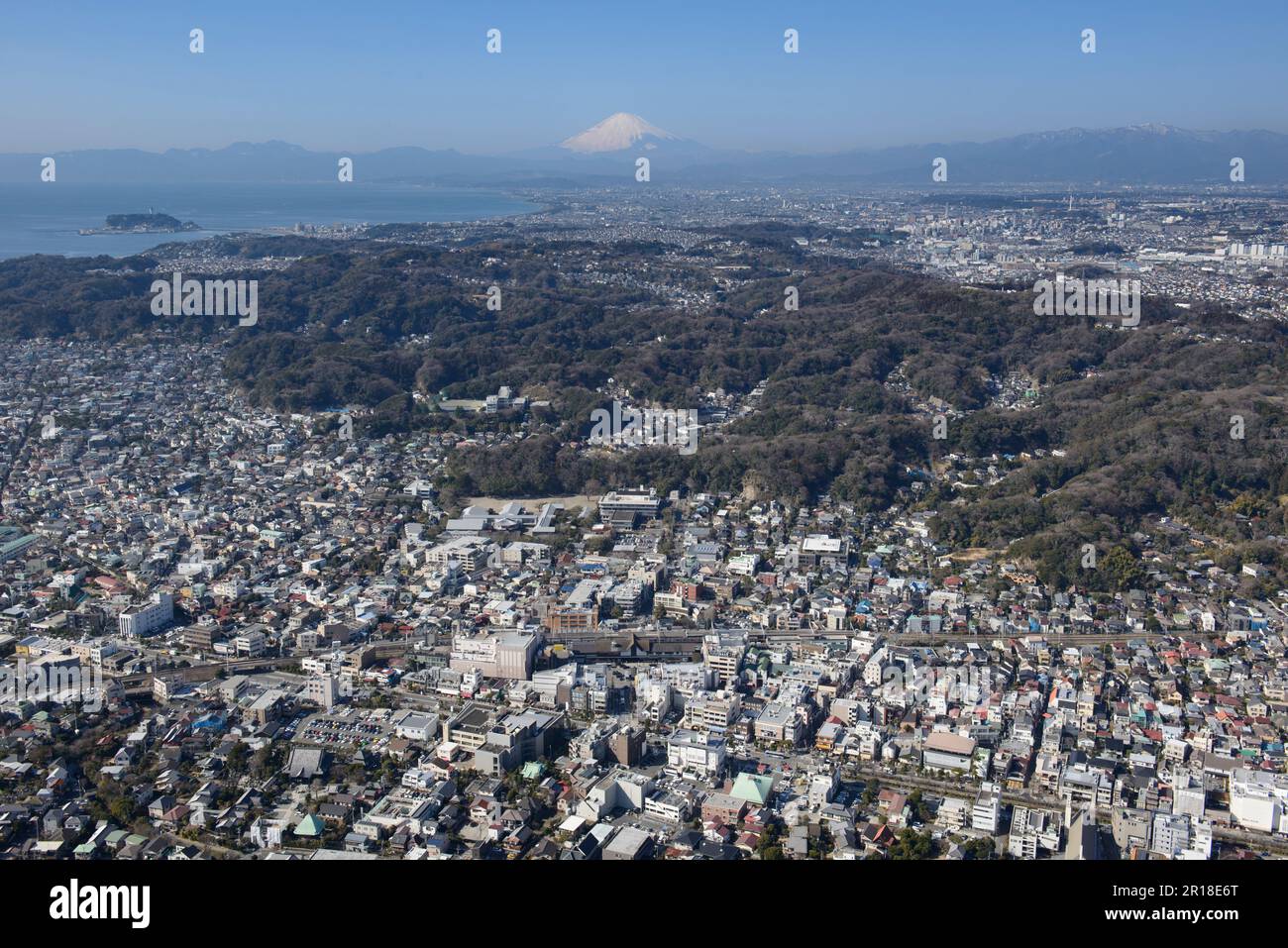 Ripresa aerea della stazione di Kamakura dall'East Mt. Fuji, zona di Enoshima Foto Stock