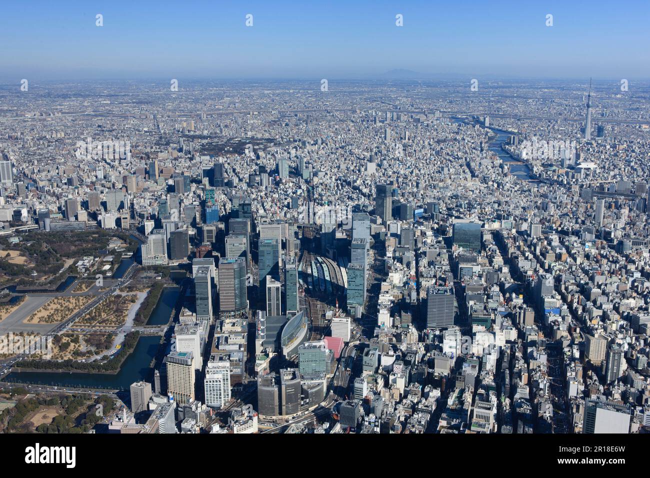 Ripresa aerea della stazione di Tokyo dal lato meridionale di Ueno, zona di Skytree Foto Stock