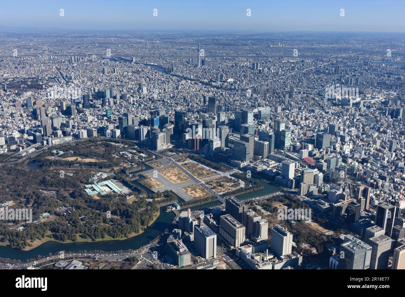 Ripresa aerea dalla stazione di Tokyo dal lato meridionale dell'area di Akihabara, Skytree e Kinshicho Foto Stock