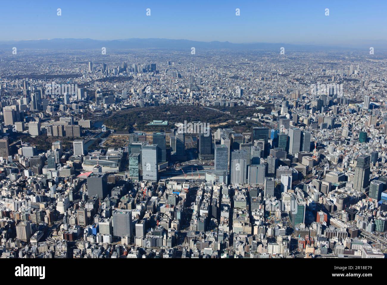 Ripresa aerea dalla stazione di Tokyo dal Palazzo Imperiale del lato meridionale, zona di Shinjuku Foto Stock