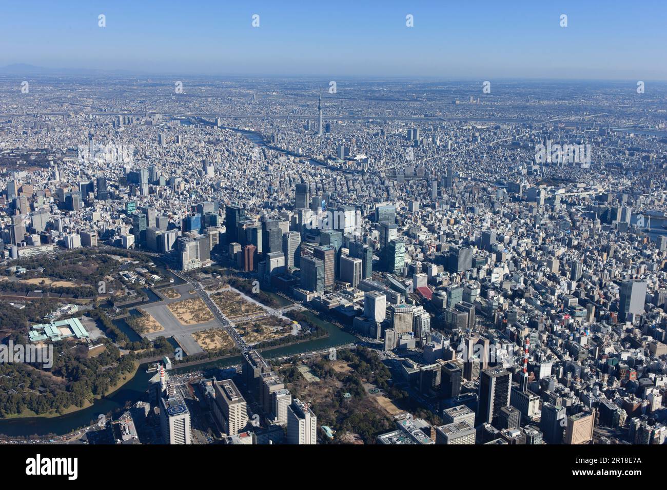 Ripresa aerea dalla stazione di Tokyo dal lato meridionale dell'area di Akihabara, Skytree e Kinshicho Foto Stock