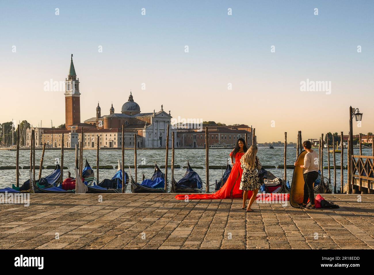 Scatta foto sul lungomare del Bacino di San Marco con l'isola di San Giorgio maggiore all'alba, Venezia, Veneto; Italia Foto Stock