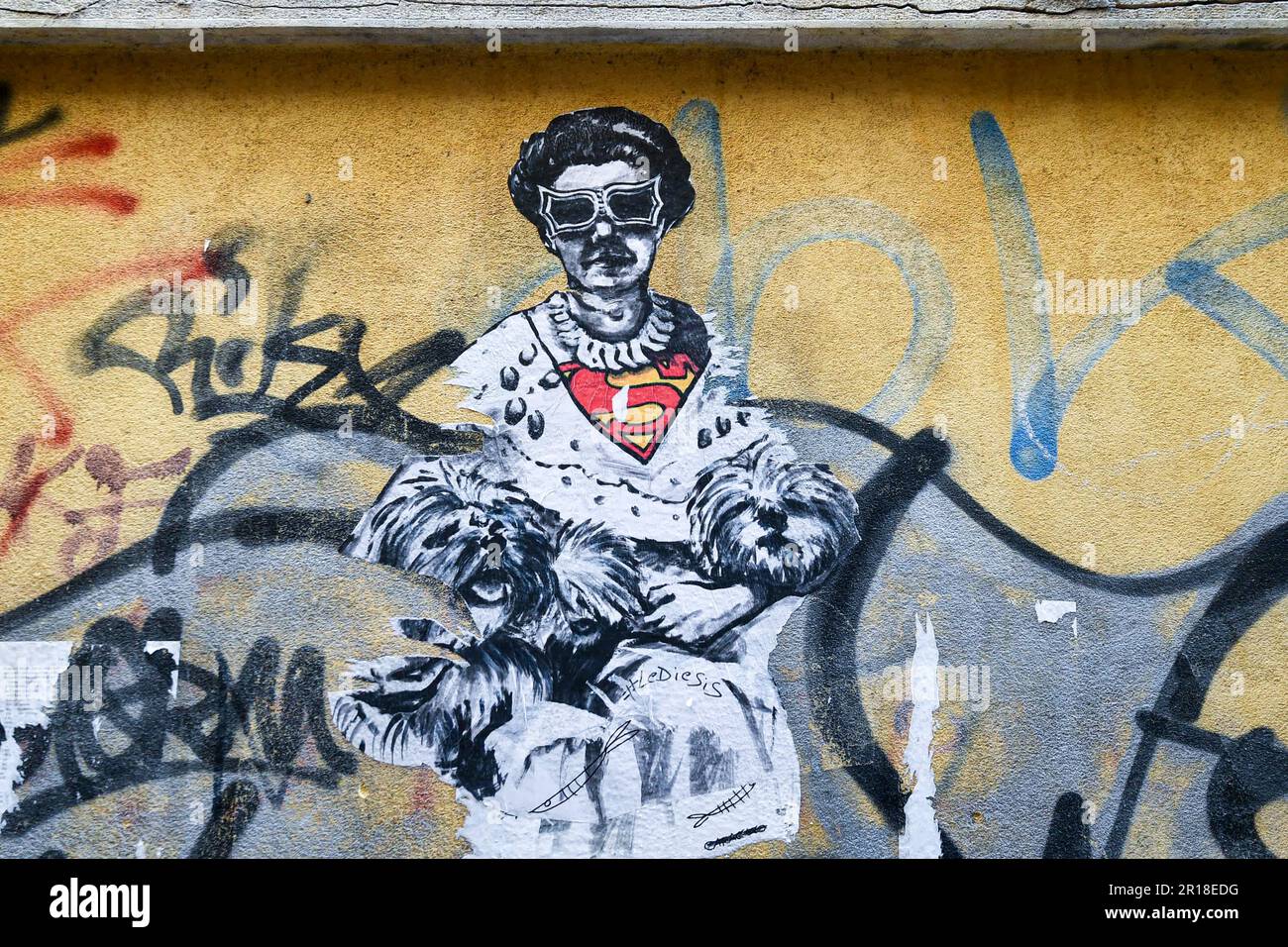 Street art di Lediesis, un ritratto in pasta del collezionista Peggy Guggenheim su una parete di graffiti nel quartiere Dorsoduro, Venezia, Veneto, Italia Foto Stock