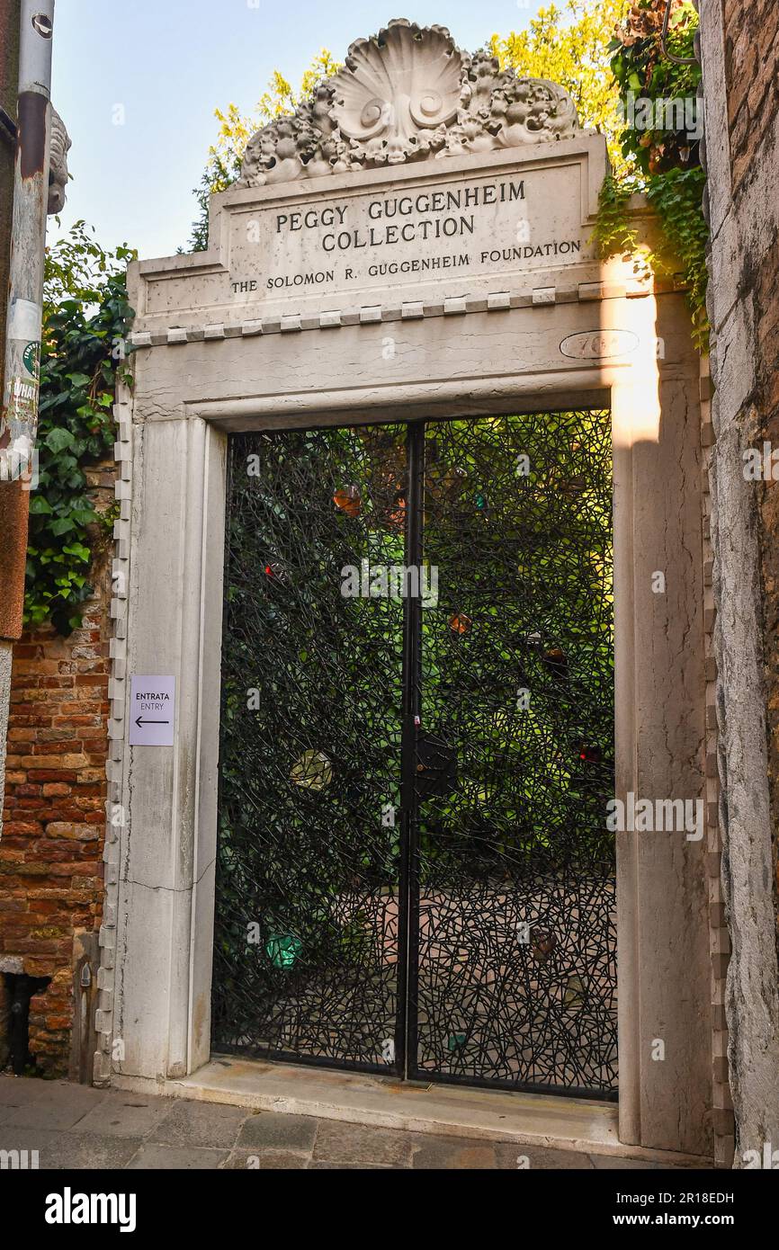 Ingresso al Museo d'arte della Collezione Peggy Guggenheim in un angolo di uno stretto vicolo nel Dorsoduro sestiere, Venezia, Veneto, Italia Foto Stock