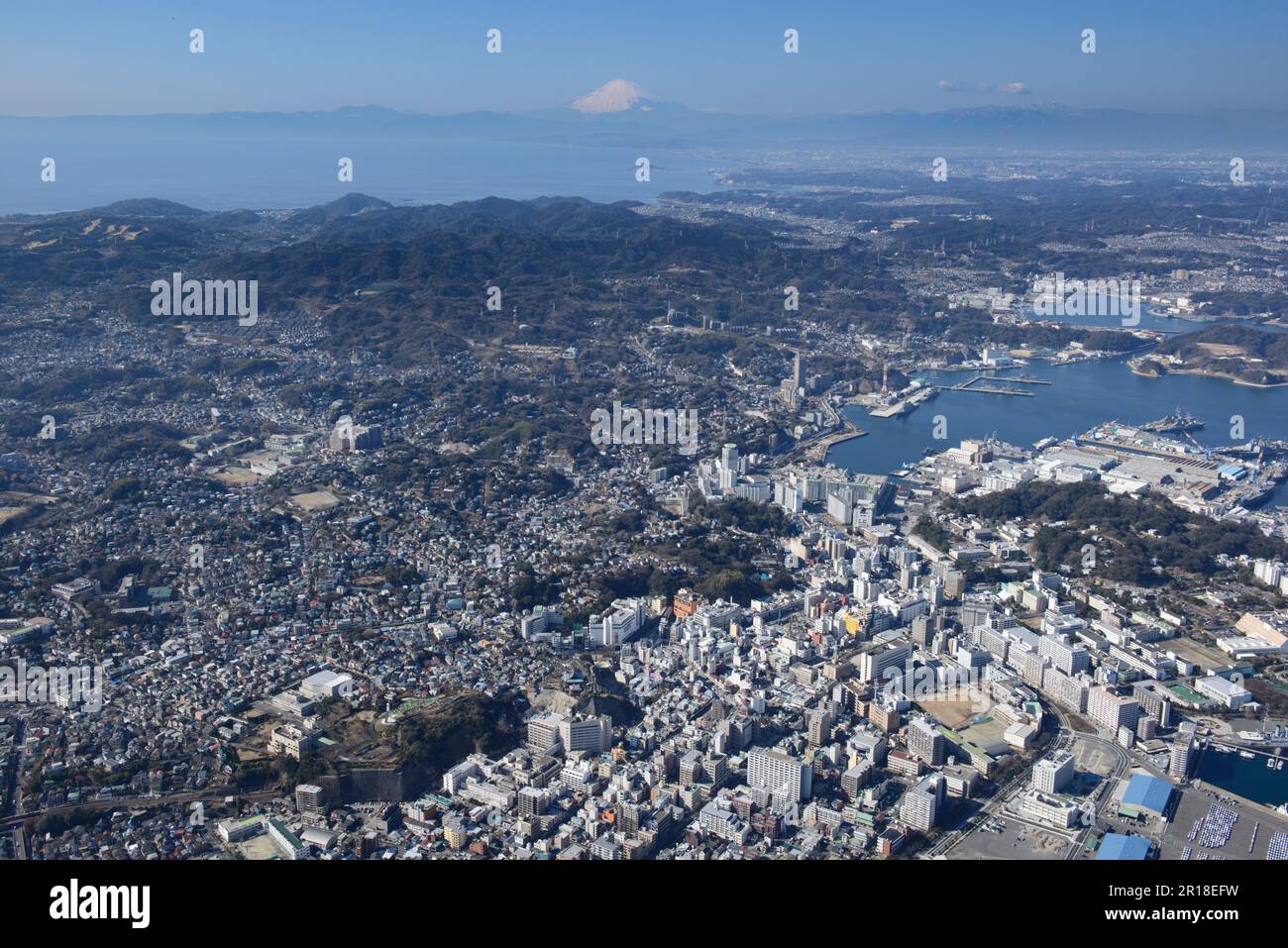 Stazione aerea di Yokosuka Chuo ripresa dal lato ovest verso Enoshima e il monte Fuji in direzione Foto Stock
