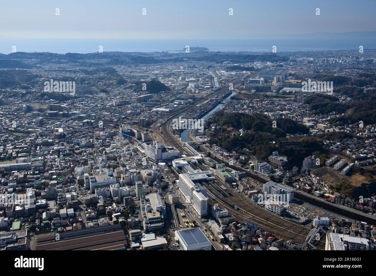 Stazione di Ofuna ripresa aerea dal lato nord-est verso Enoshima direzione Foto Stock
