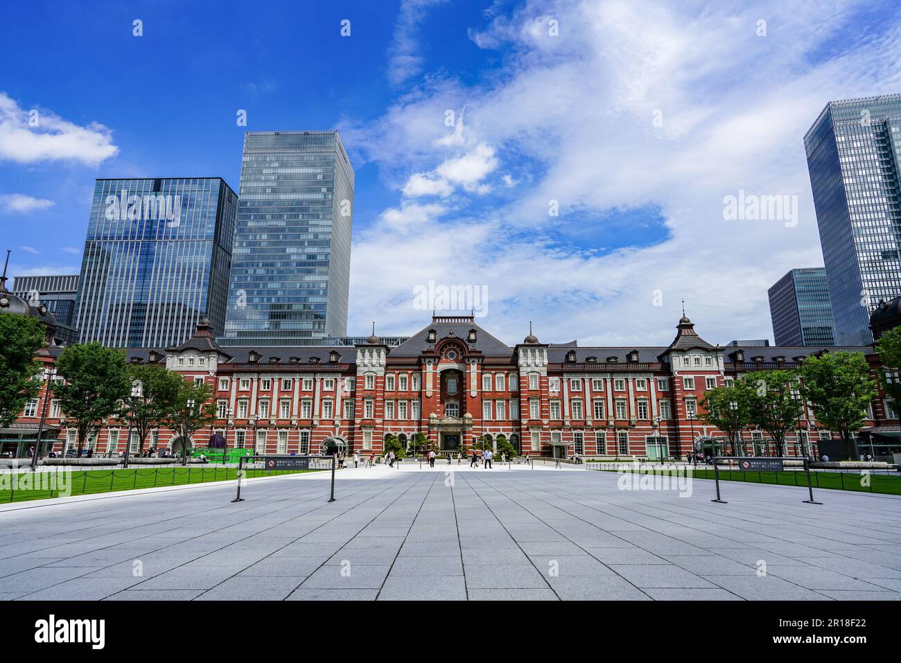 Plaza di fronte alla stazione di Tokyo Foto Stock