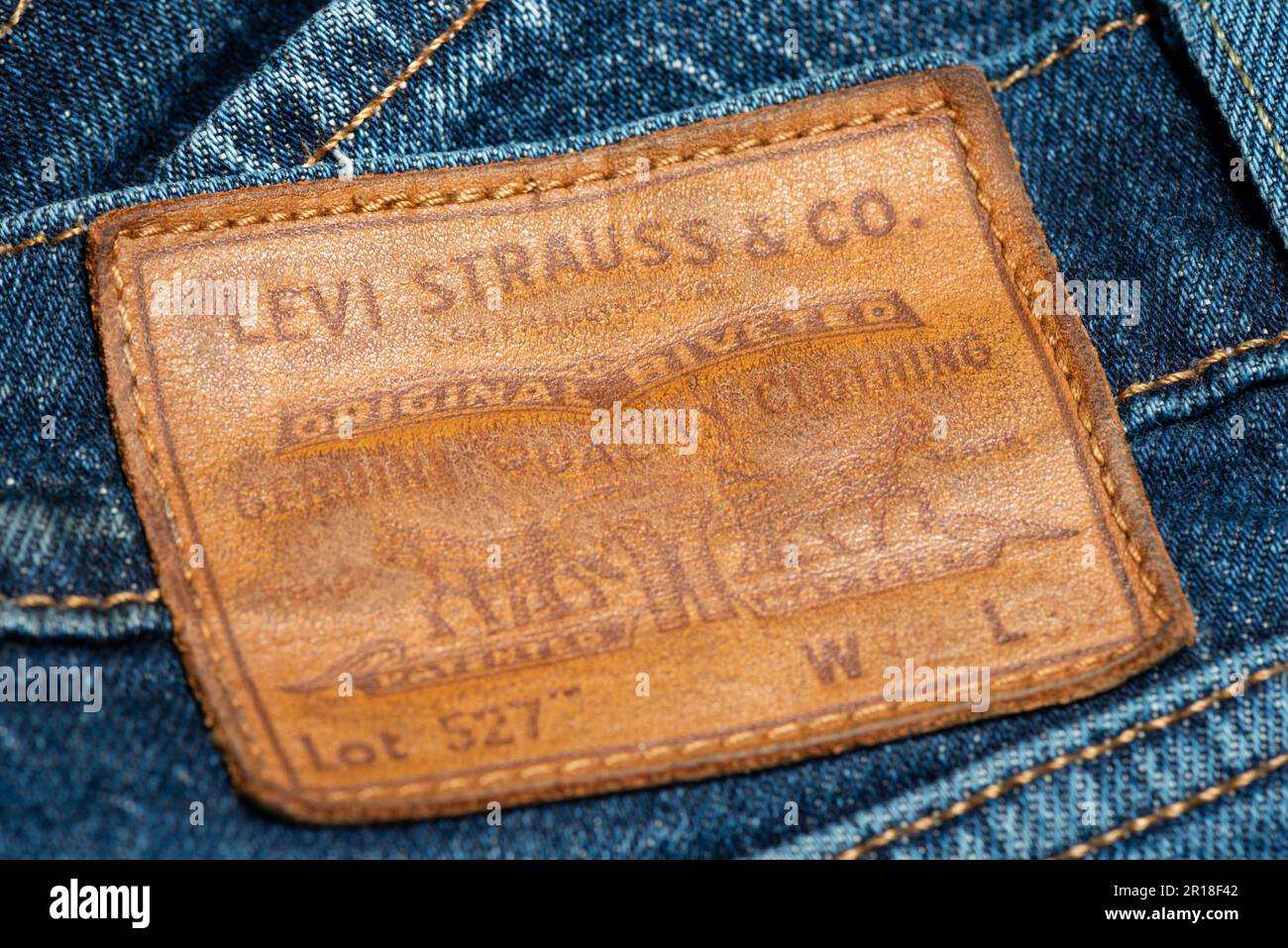 Stemma in pelle con logo Levi's jeans per il modello 527 con taglio a stivale Foto Stock