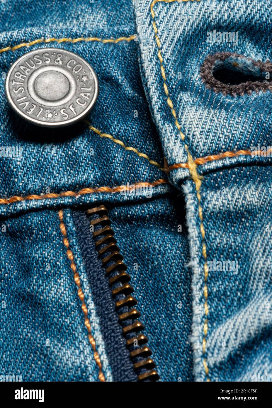 La zip di Levi vola sui jeans blu da uomo Foto Stock