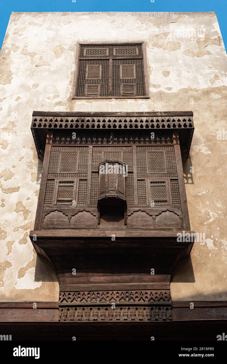 Tradizionale architettura araba islamica finestra di Mashrabiya di edificio restaurato su DARB al Asfar, al Muiz Street, Khan el Khalili bazar, Cairo islamico, Egitto. Il Cairo, l'estesa capitale egiziana situata sulle rive del fiume Nilo, conosciuta in arabo come al Qahirah, che significa 'il vittorioso' è una megacità in continua espansione con una popolazione di oltre 20 milioni di persone. Foto Stock