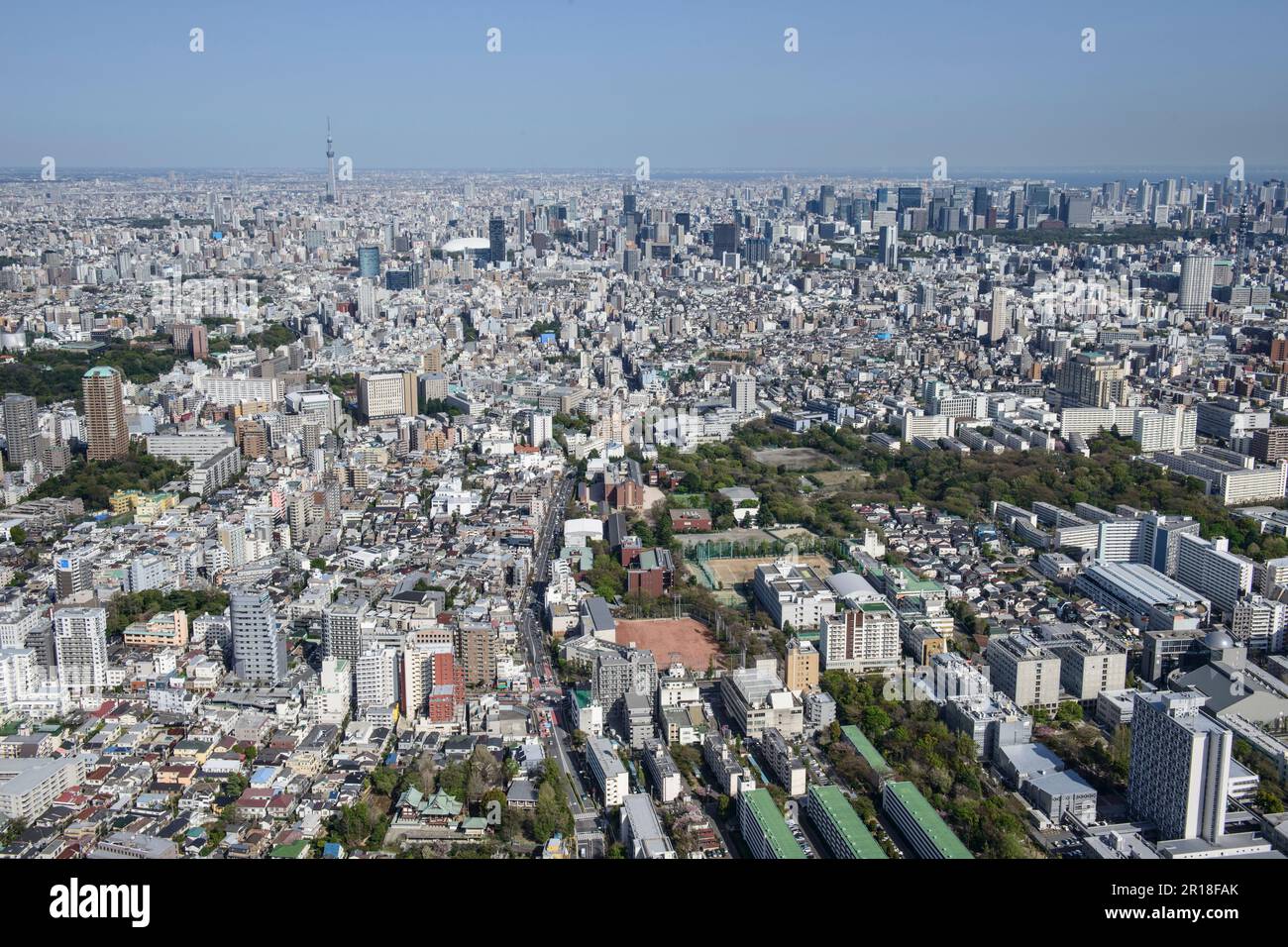 Ripresa aerea della stazione di Nishi Waseda da ovest verso il centro di Tokyo/area dello Sky Tree Foto Stock