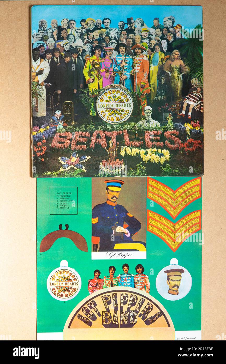 SGT. Pepper's Lonely Hearts Club Band di The Beatles, album originale in vinile con cut out Inserisci © Clarissa Debenham (Film Free Photography) / Alamy Foto Stock