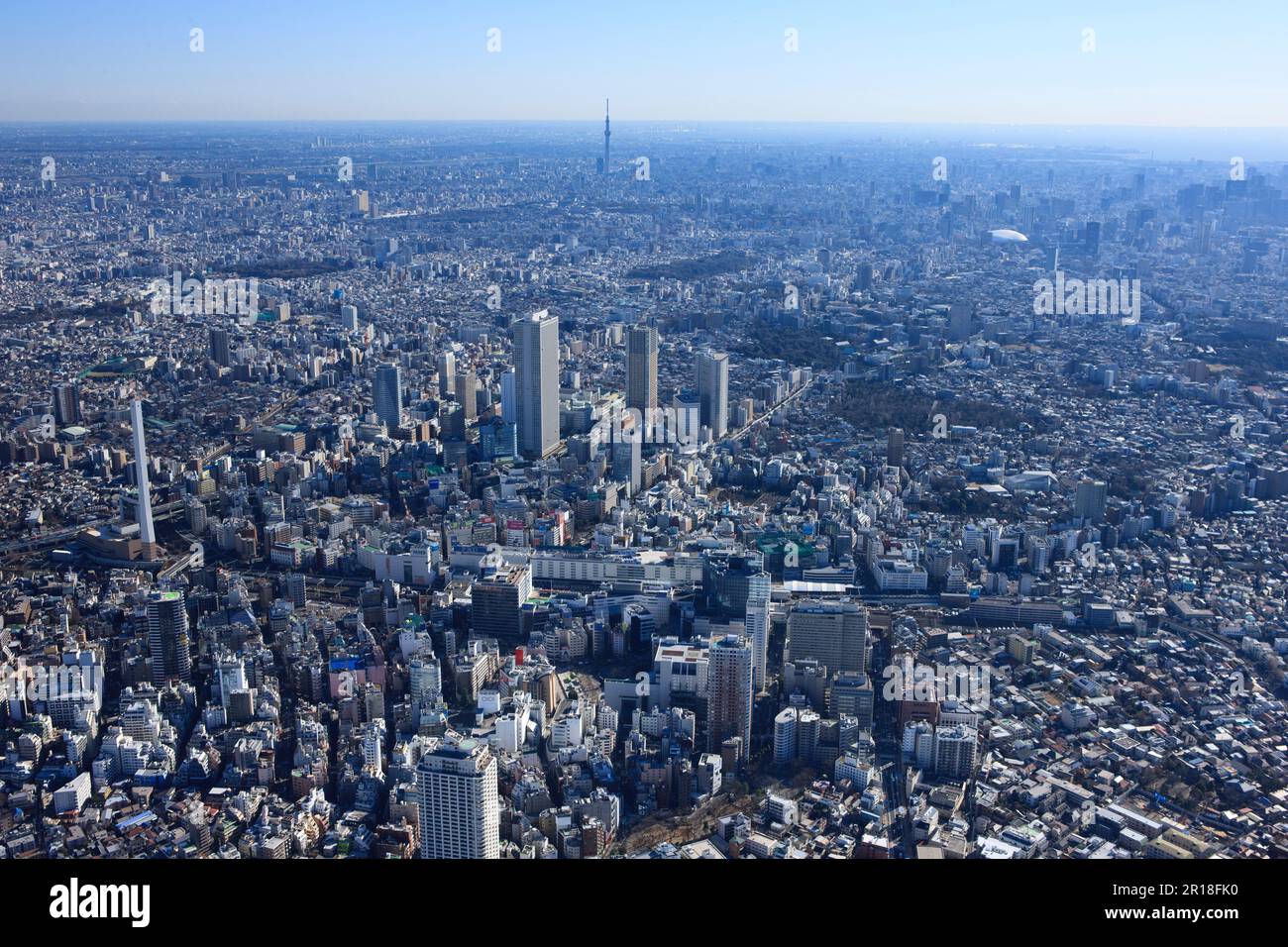 Stazione di Ikebukuro ripresa aerea dal lato ovest verso la direzione della torre del cielo Foto Stock