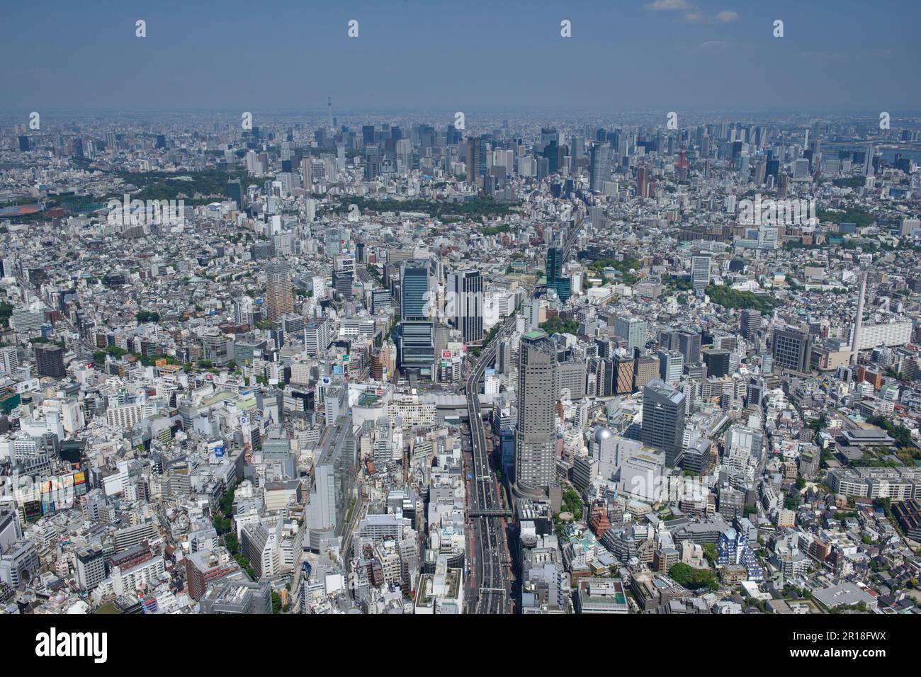 Stazione Shibuya vista aerea ripresa dal lato ovest verso il sottocentrallo, Sky Tree Tower Foto Stock