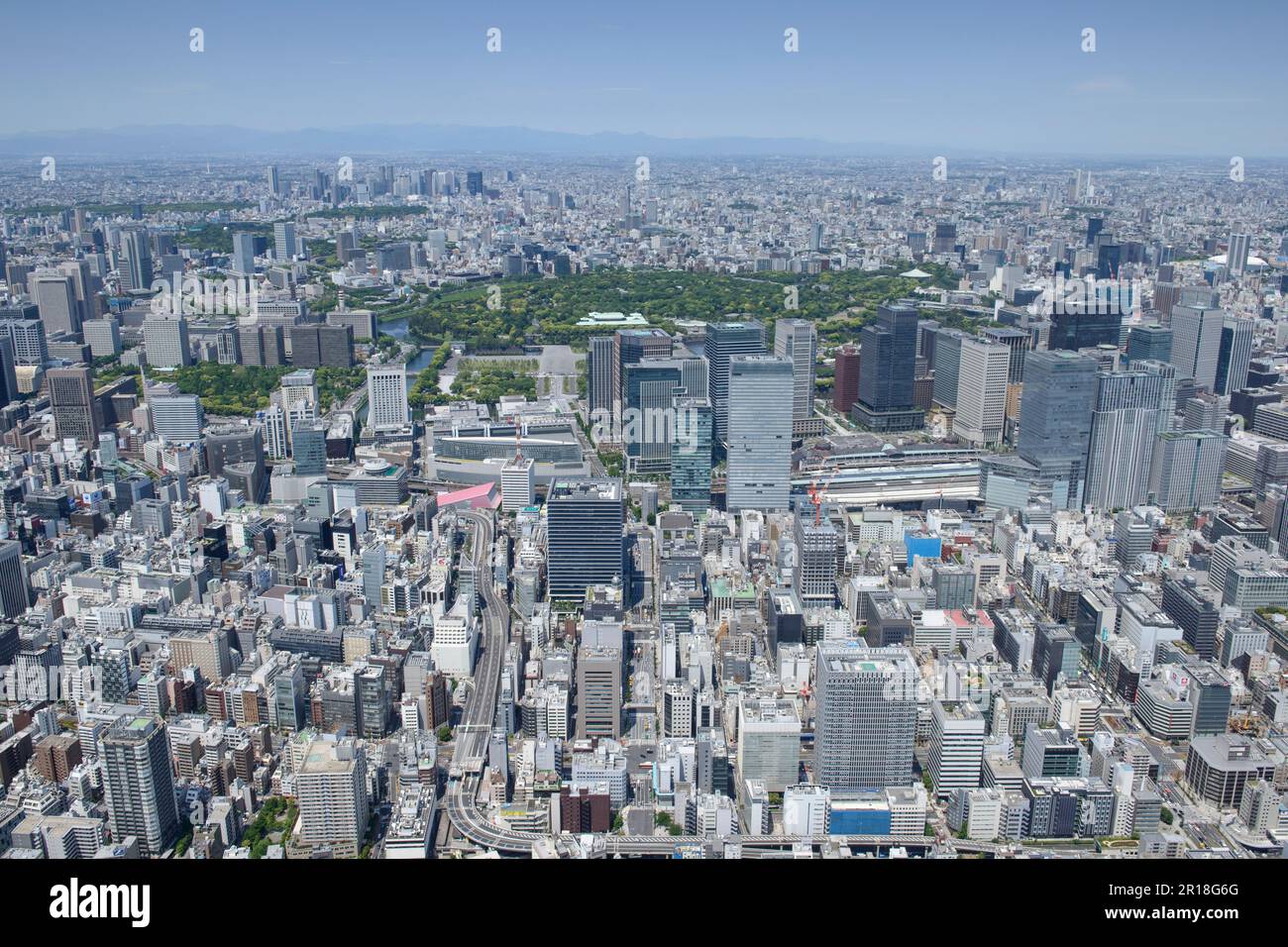 Vista aerea della stazione di Kyobashi dal lato est verso Otemachi, il Palazzo Imperiale di Tokyo Foto Stock