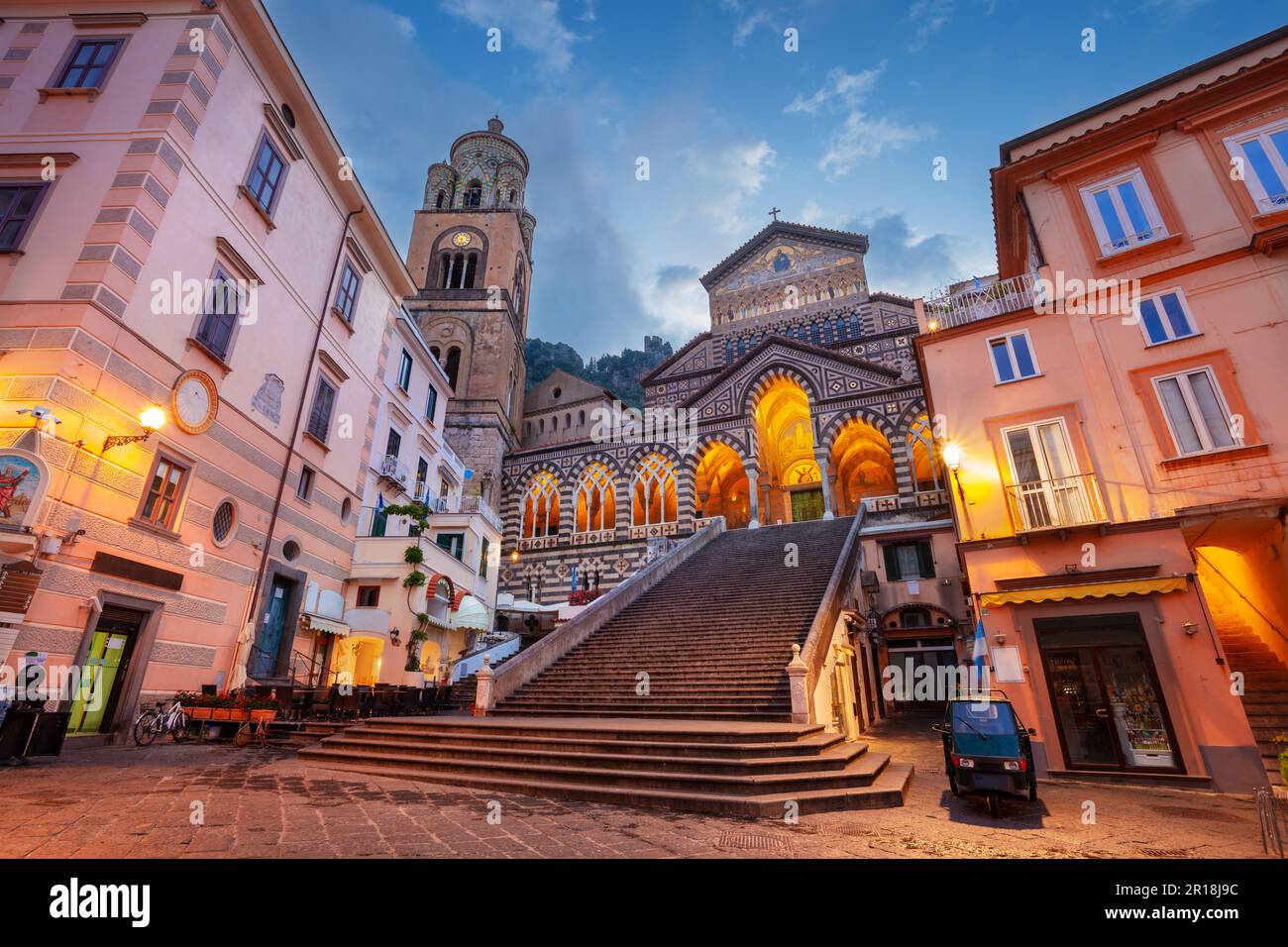 Amalfi, Italia. Immagine del paesaggio urbano della famosa città costiera di Amalfi, situata sulla Costiera Amalfitana, Italia all'alba. Foto Stock
