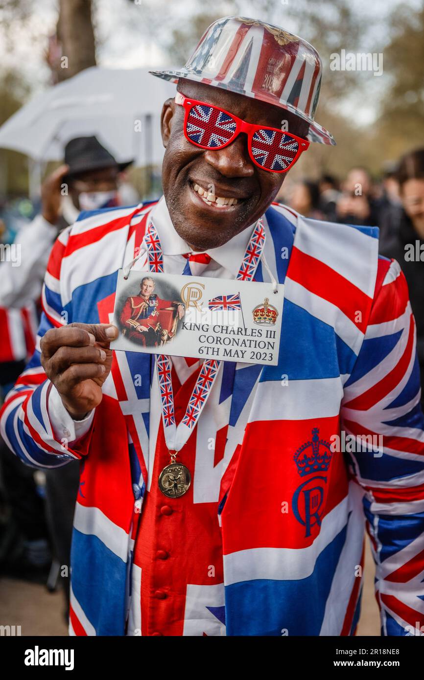 I superfani reali vestiti in un abito jack di Unione sul Mall alla vigilia dell'incoronazione di re Carlo. Foto Stock
