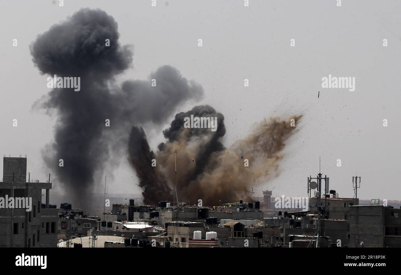 Un missile sparato dalle forze aeree israeliane è visto e il fumo sale sopra gli edifici di Rafah, nella striscia di Gaza meridionale, a seguito di uno sciopero israeliano venerdì 12 maggio 2023. Israele e Gaza militanti hanno commerciato fuoco pesante. Foto di Ismael Mohamad/UPI Credit: UPI/Alamy Live News Foto Stock