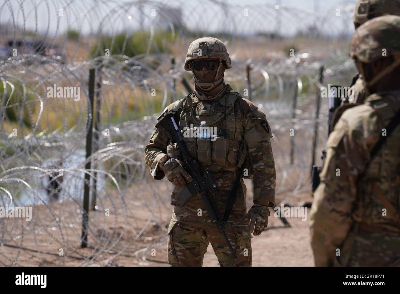 I membri dell'operazione Lone Star Task Force West e Texas Tactical Border Force bloccano i migranti dall'ingresso illegale in Texas, 11 maggio 2023 vicino a El Paso sul fiume Rio Grande. Le unità presero posizioni di blocco dietro il filo di concertina precedentemente installato in preparazione alla scadenza del titolo 42.i membri dell'operazione Lone Star Task Force West e Texas Tactical Border Force bloccano i migranti dall'ingresso illegale in Texas, il 11 maggio 2023, vicino a El Paso sul fiume Rio Grande. Le unità presunsero posizioni di bloccaggio dietro il filo di concertina precedentemente installato in preparazione all'espiere Foto Stock