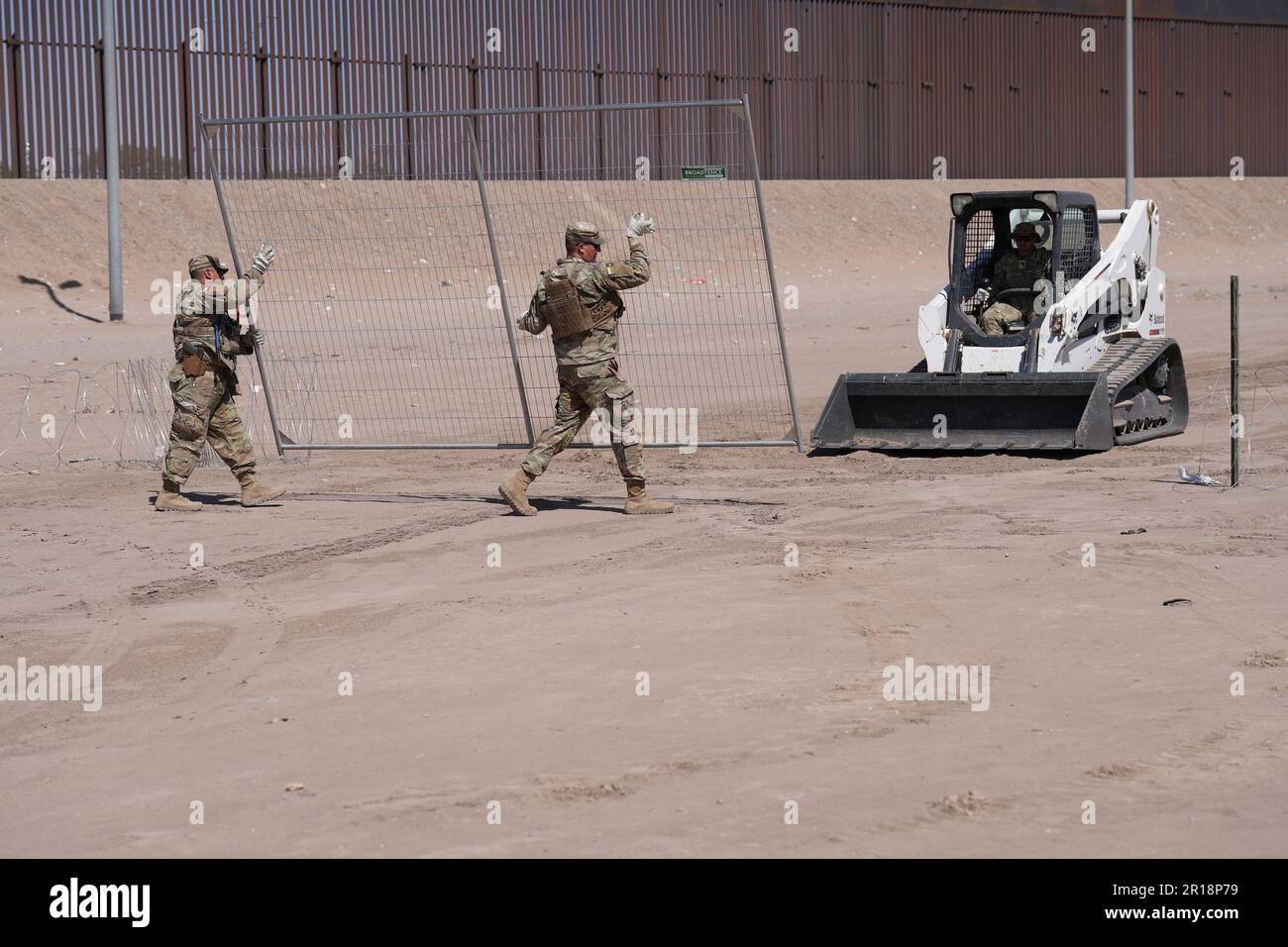 I membri dell'operazione Lone Star Task Force West e Texas Tactical Border Force bloccano i migranti dall'ingresso illegale in Texas, 11 maggio 2023 vicino a El Paso sul fiume Rio Grande. Le unità presero posizioni di blocco dietro il filo di concertina precedentemente installato in preparazione alla scadenza del titolo 42.i membri dell'operazione Lone Star Task Force West e Texas Tactical Border Force bloccano i migranti dall'ingresso illegale in Texas, il 11 maggio 2023, vicino a El Paso sul fiume Rio Grande. Le unità presunsero posizioni di bloccaggio dietro il filo di concertina precedentemente installato in preparazione all'espiere Foto Stock