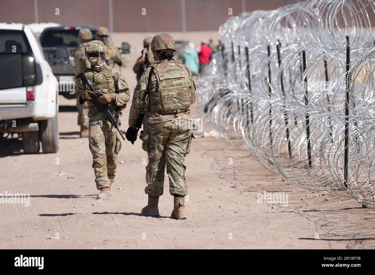 I membri dell'operazione Lone Star Task Force West e Texas Tactical Border Force bloccano i migranti dall'ingresso illegale in Texas, 11 maggio 2023 vicino a El Paso sul fiume Rio Grande. Le unità presero posizioni di blocco dietro il filo di concertina precedentemente installato in preparazione alla scadenza del titolo 42.i membri dell'operazione Lone Star Task Force West e Texas Tactical Border Force bloccano i migranti dall'ingresso illegale in Texas, il 11 maggio 2023, vicino a El Paso sul fiume Rio Grande. Le unità presunsero posizioni di bloccaggio dietro il filo di concertina precedentemente installato in preparazione all'espiere Foto Stock