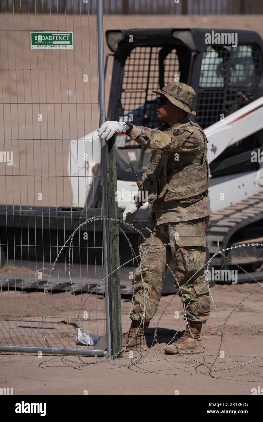 I membri dell'operazione Lone Star Task Force West e Texas Tactical Border Force bloccano i migranti dall'ingresso illegale in Texas, 11 maggio 2023 vicino a El Paso sul fiume Rio Grande. Le unità presero posizioni di blocco dietro il filo di concertina precedentemente installato in preparazione alla scadenza del titolo 42.i membri dell'operazione Lone Star Task Force West e Texas Tactical Border Force bloccano i migranti dall'ingresso illegale in Texas, il 11 maggio 2023, vicino a El Paso sul fiume Rio Grande. Le unità presunsero posizioni di bloccaggio dietro il filo di concertina precedentemente installato in preparazione all'espiere Foto Stock