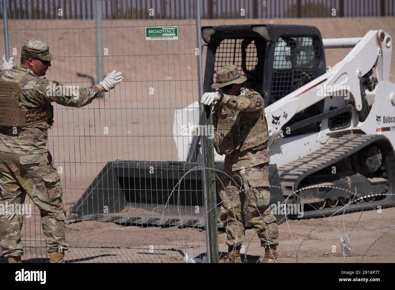 I membri dell'operazione Lone Star Task Force West e Texas Tactical Border Force bloccano i migranti dall'ingresso illegale in Texas, 11 maggio 2023 vicino a El Paso sul fiume Rio Grande. Le unità presero posizioni di blocco dietro il filo di concertina precedentemente installato in preparazione alla scadenza del titolo 42.i membri dell'operazione Lone Star Task Force West e Texas Tactical Border Force bloccano i migranti dall'ingresso illegale in Texas, il 11 maggio 2023, vicino a El Paso sul fiume Rio Grande. Le unità presunsero posizioni di bloccaggio dietro il filo di concertina precedentemente installato in preparazione all'espiere Foto Stock