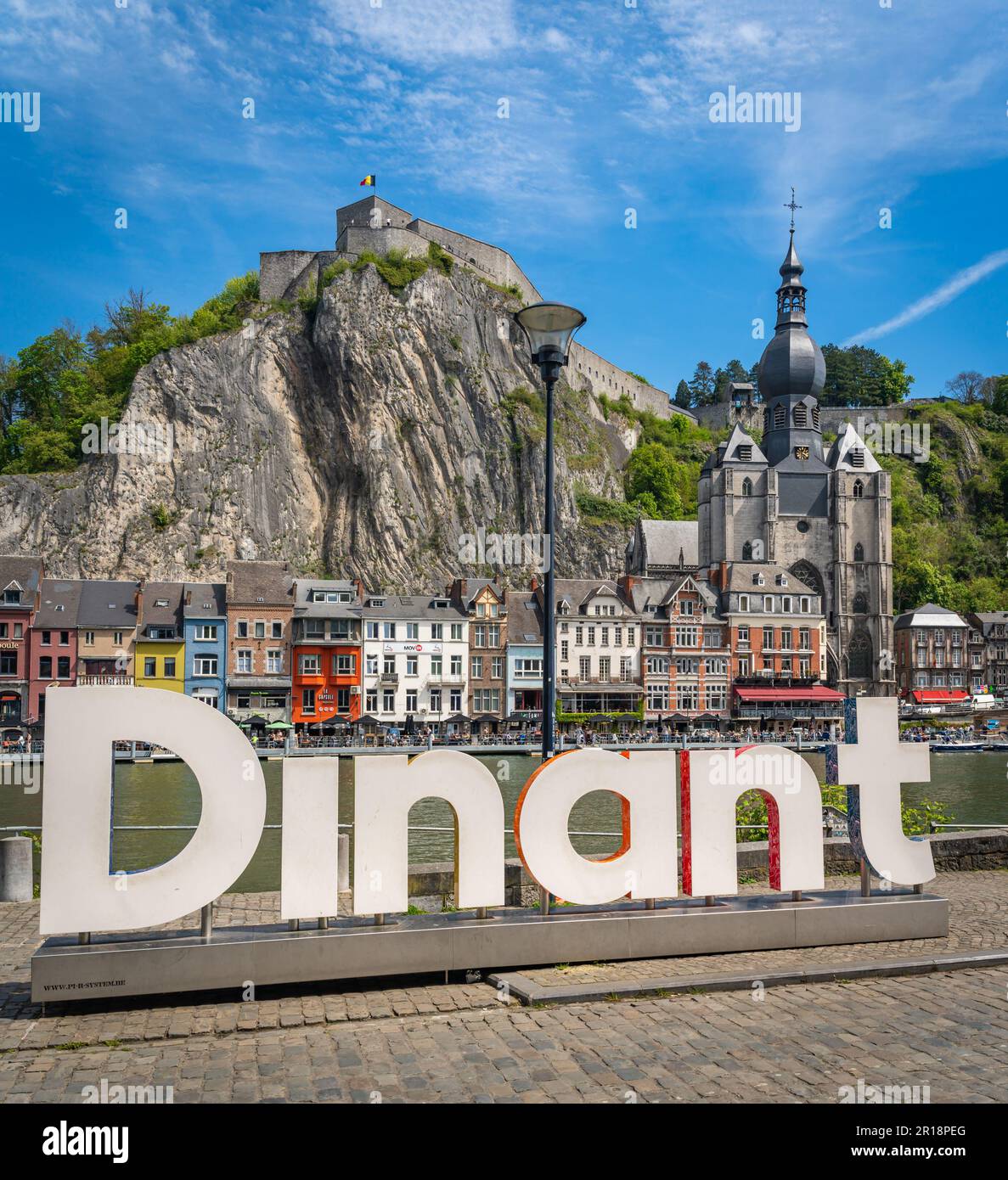 Dinant, Belgio, 04.05.2023, Vista di Dinant, una città turistica popolare sulle rive del fiume Mosa nelle Ardenne belghe Foto Stock