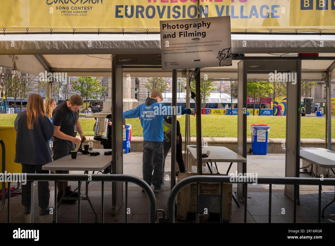 Liverpool UK 12th maggio 2023. Concorso di canzoni Eurovision 2023. L'ultimo giorno prima della finale, la gente si affolla/fa la coda per entrare nell'Eurovision Village al Pier Head per guardare le prove sul grande schermo. Credit: Rena Pearl/Alamy Live News Foto Stock