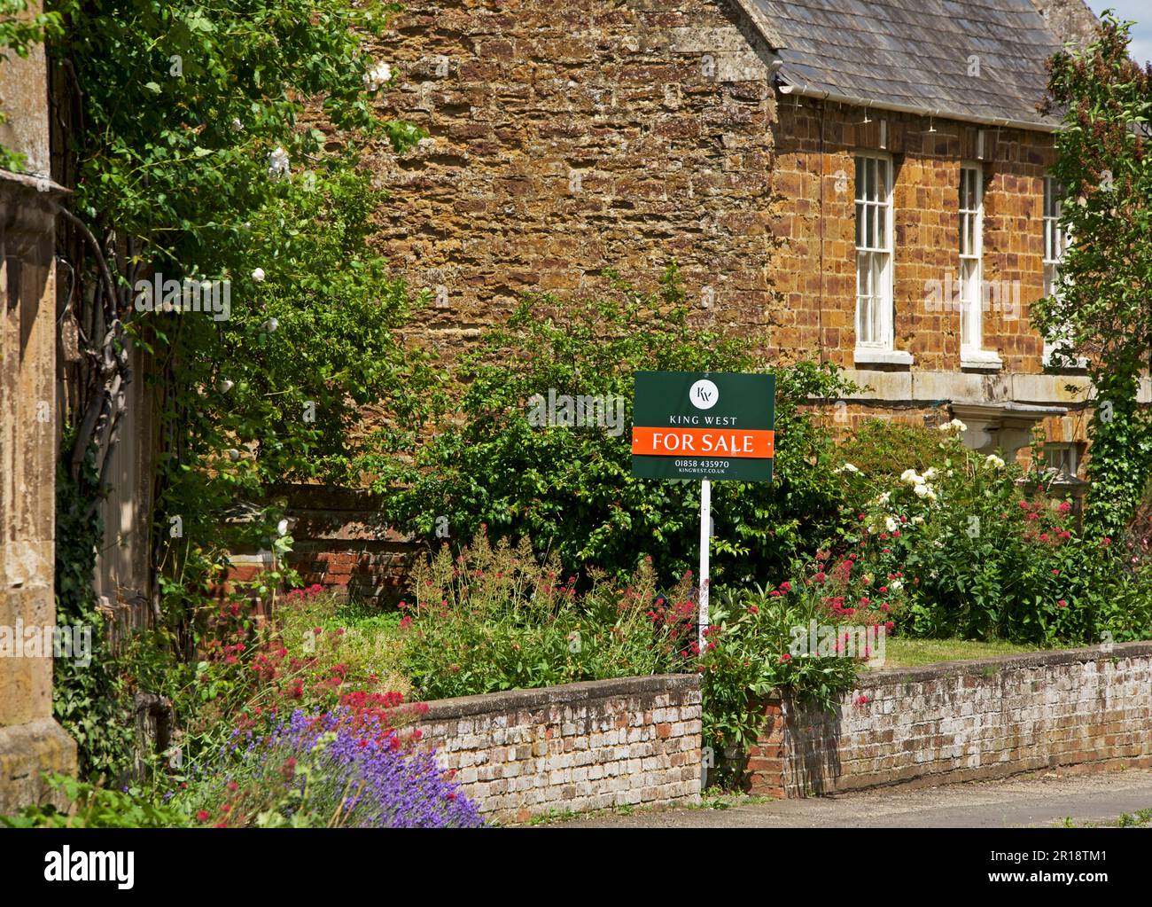 Casa in vendita segno nel villaggio di Weston da Welland, Northampton, Inghilterra Regno Unito Foto Stock