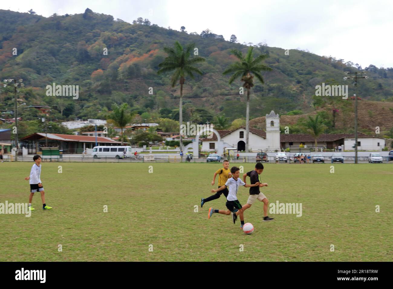 3 2023 marzo - Orosi in Costa Rica: Calcio bambini giocare nel centro del villaggio Foto Stock