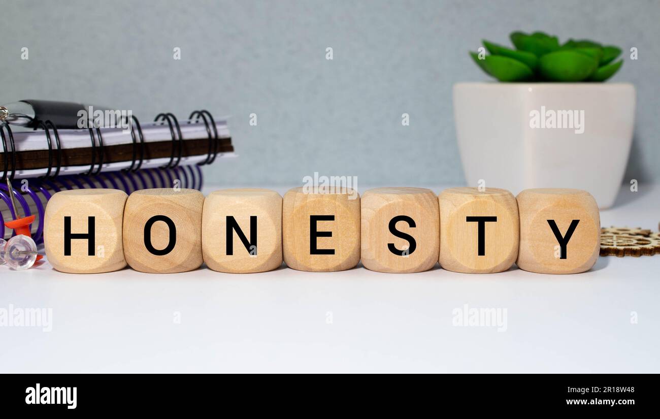 parola di onestà scritta su blocco di legno. testo di onestà sulla tabella, concetto Foto Stock