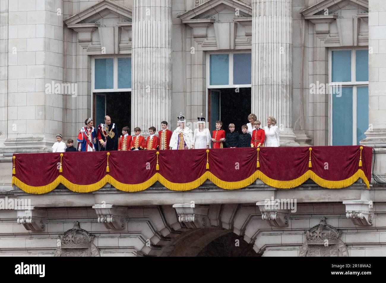 6th maggio 2023 - Re Carlo e la Regina consorte Camilla appaiono sul balcone di Buckingham Palace con la Famiglia reale dopo la sua incoronazione a Londra Foto Stock
