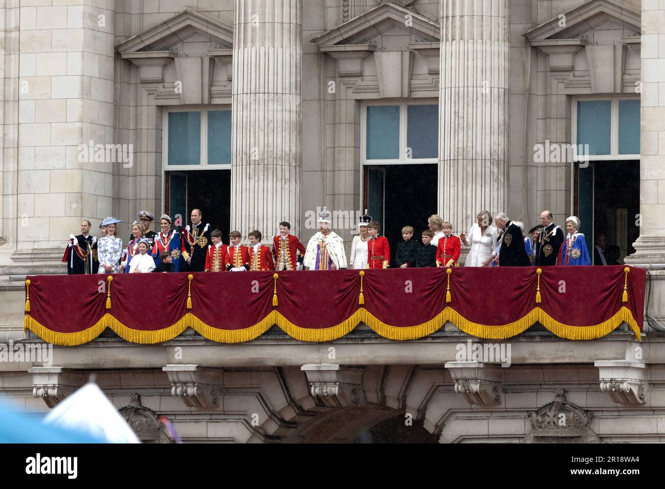 6th maggio 2023 - Re Carlo e la Regina consorte Camilla appaiono sul balcone di Buckingham Palace con la Famiglia reale dopo la sua incoronazione a Londra Foto Stock