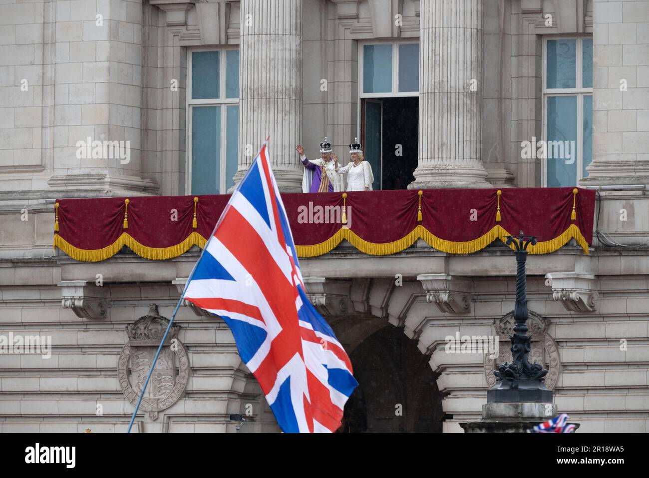6th maggio 2023 - Re Carlo e la Regina consorte Camilla appaiono sul balcone di Buckingham Palace dopo la sua incoronazione a Londra Foto Stock