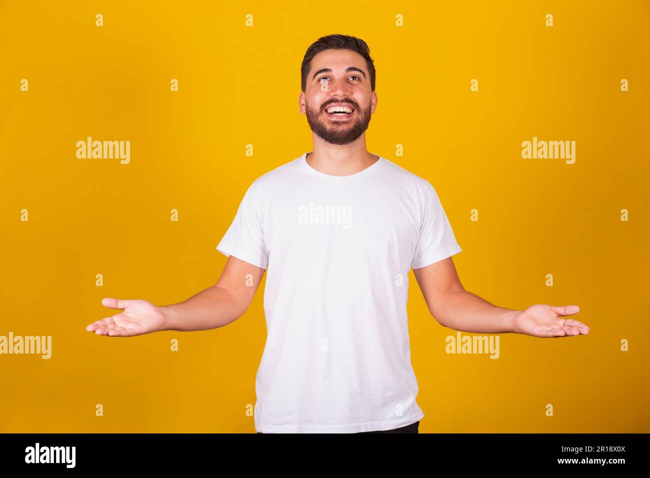 Brasiliano latino-americano uomo, a braccia aperte, sensazione di felicità, gratitudine, celebrazione, gioia, sollievo Foto Stock