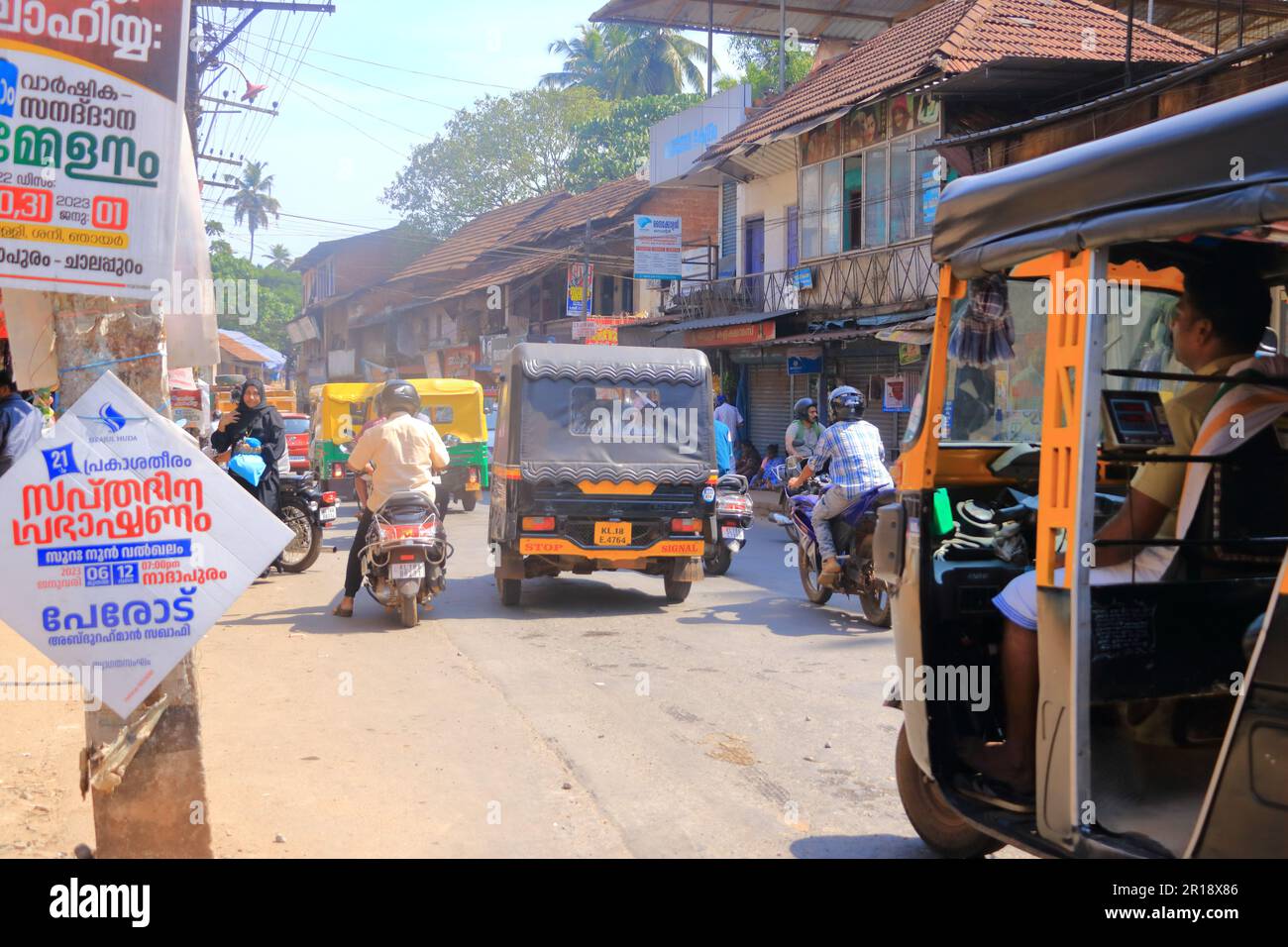 Dicembre 29 2022 - distretto di Kannur, Kerala in India: Traffico indiano sulle strade polverose Foto Stock