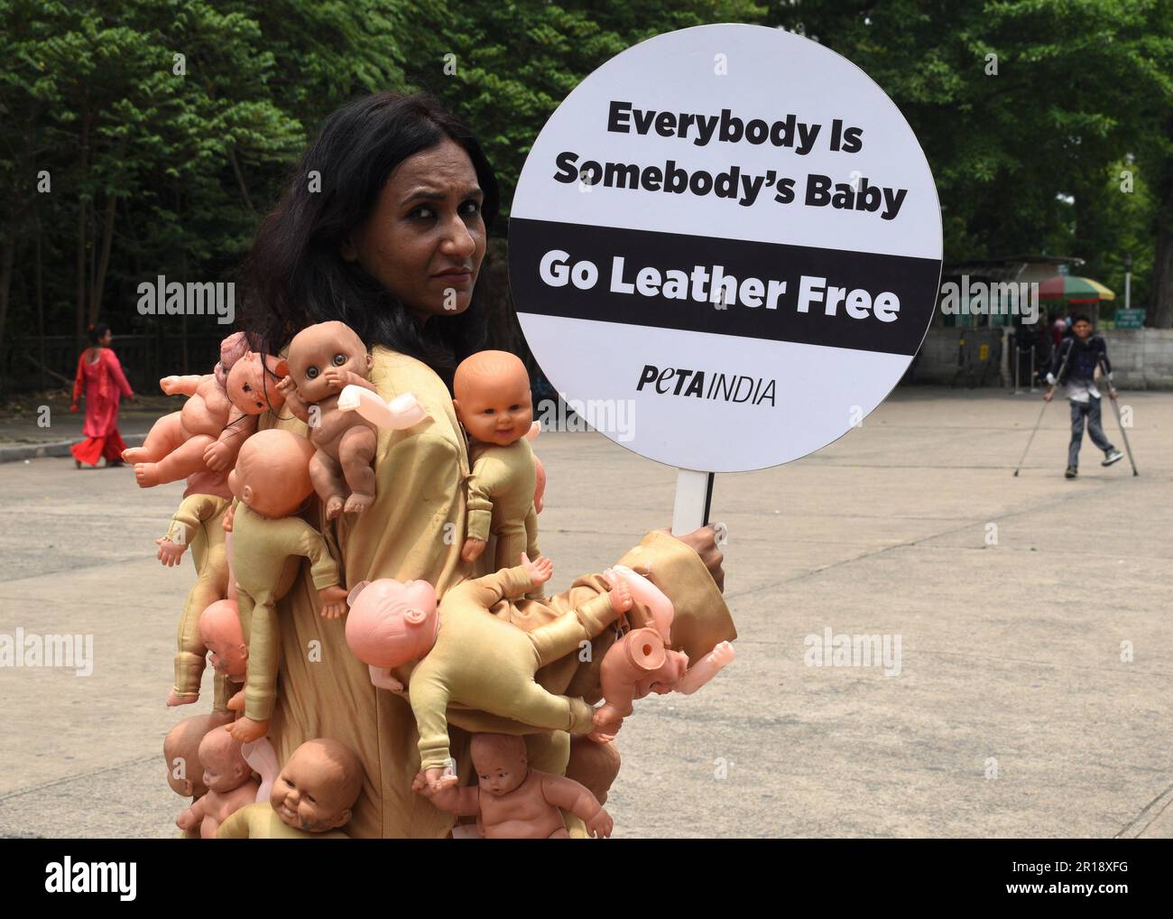 Kolkata, Bengala Occidentale, India. 12th maggio, 2023. People for the Ethical Treatment of Animals (PETA) India ha organizzato un programma di sensibilizzazione di fronte al Victoria Memorial in vista della Festa della mamma. PETA India ha fatto appello all go ''Leather free''. Un attivista PETA indossa un cappotto adornato con le braccia, le gambe e la testa delle bambole . Danno il messaggio ''ogni corpo è il bambino di qualcuno' (immagine di credito: © Sayantan Chakraorty/Pacific Press via ZUMA Press Wire) USO EDITORIALE SOLO! Non per USO commerciale! Foto Stock