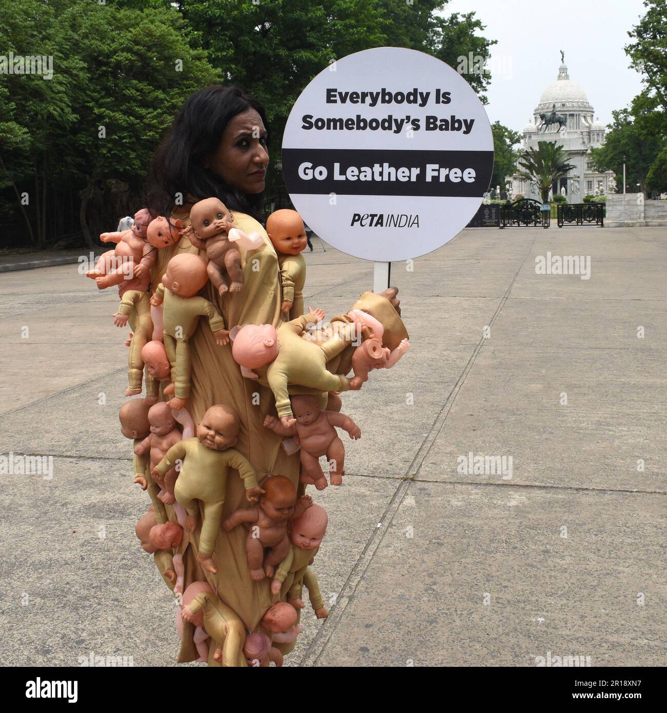 Kolkata, Bengala Occidentale, India. 12th maggio, 2023. People for the Ethical Treatment of Animals (PETA) India ha organizzato un programma di sensibilizzazione di fronte al Victoria Memorial in vista della Festa della mamma. PETA India ha fatto appello all go ''Leather free''. Un attivista PETA indossa un cappotto adornato con le braccia, le gambe e la testa delle bambole . Danno il messaggio ''ogni corpo è il bambino di qualcuno' (immagine di credito: © Sayantan Chakraorty/Pacific Press via ZUMA Press Wire) USO EDITORIALE SOLO! Non per USO commerciale! Foto Stock