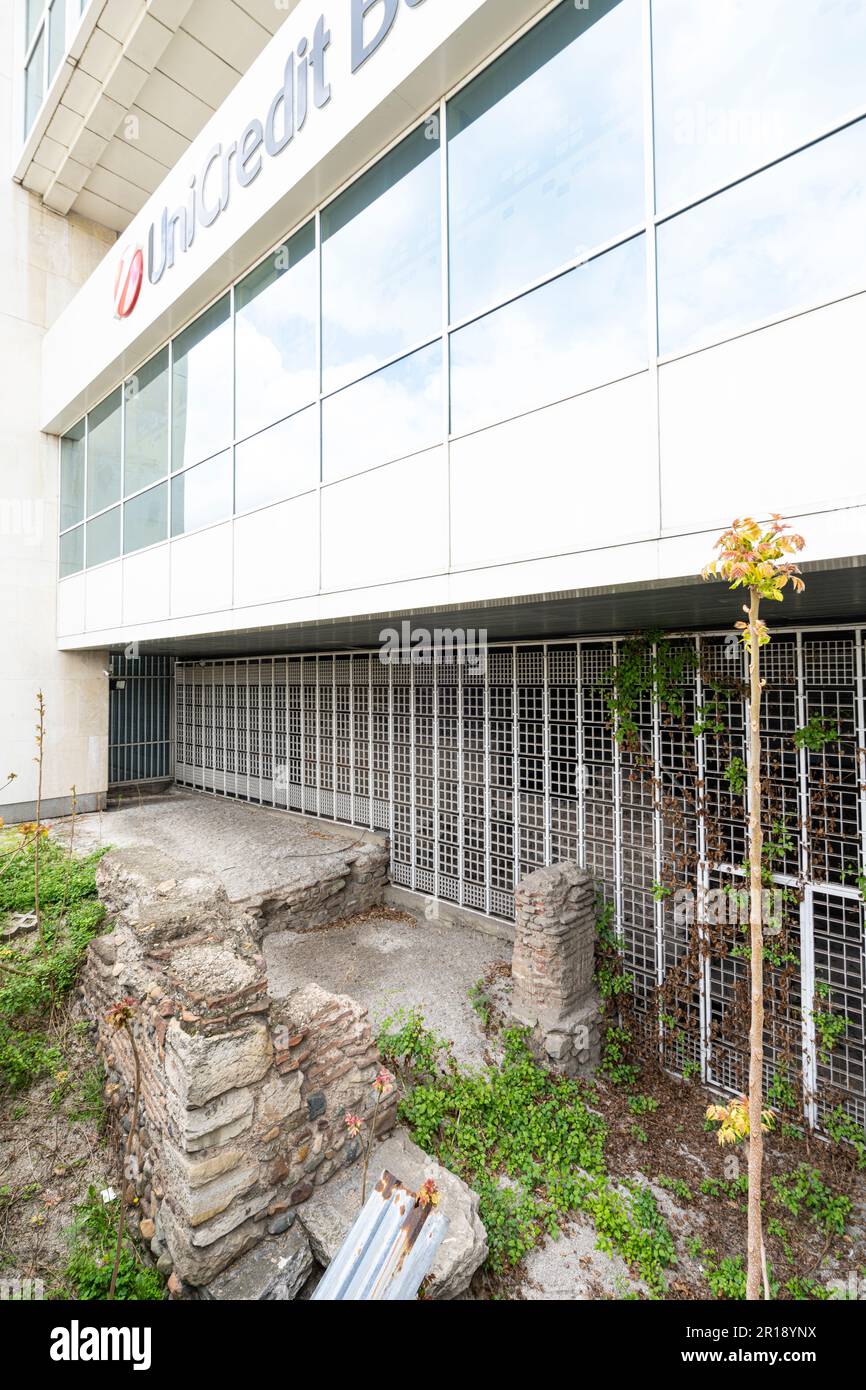 Sofia, Bulgaria. Maggio 2023. Vista del sito archeologico della chiesa Sveti Spas sotto l'edificio della filiale UniCredit Bulbank nella città cen Foto Stock