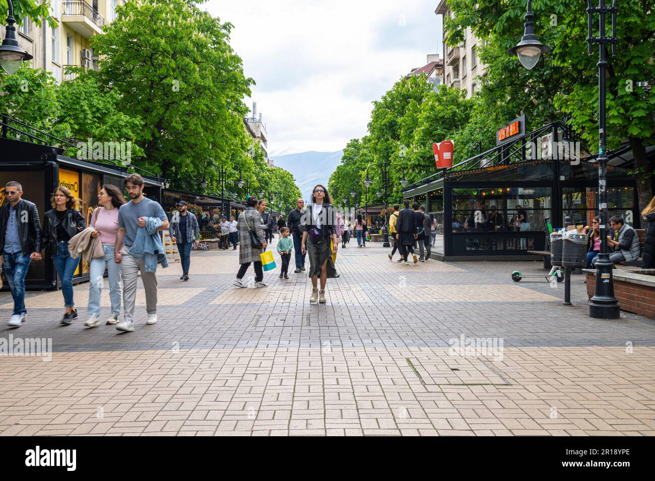 Sofia, Bulgaria. Maggio 2023. Persone passeggiando lungo il viale Vitosha nel centro della città Foto Stock