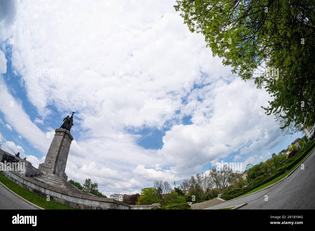 Sofia, Bulgaria. Maggio 2023. Vista panoramica del Monumento all'Esercito sovietico in un parco del centro della città Foto Stock