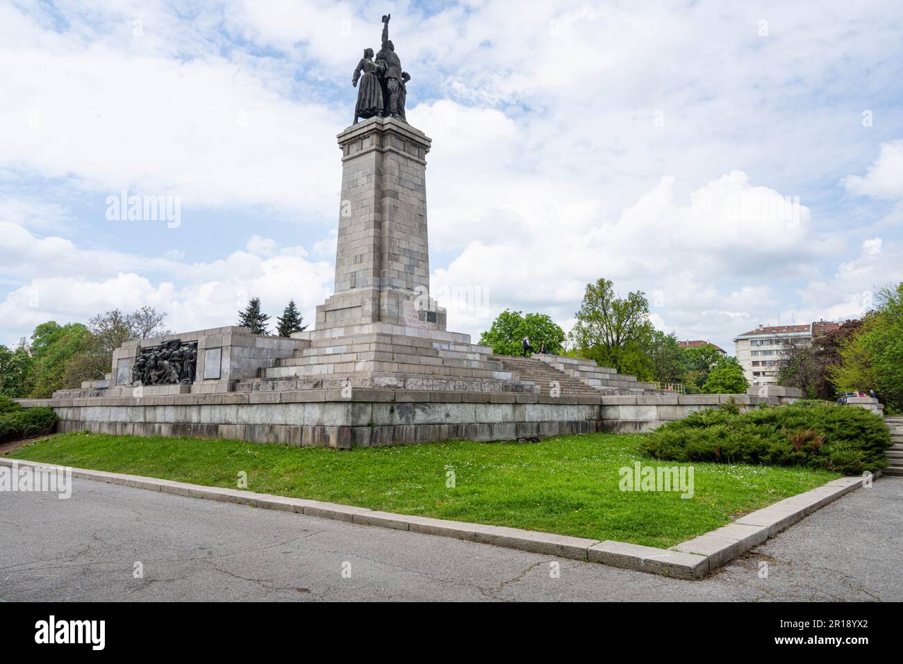 Sofia, Bulgaria. Maggio 2023. Vista panoramica del Monumento all'Esercito sovietico in un parco del centro della città Foto Stock